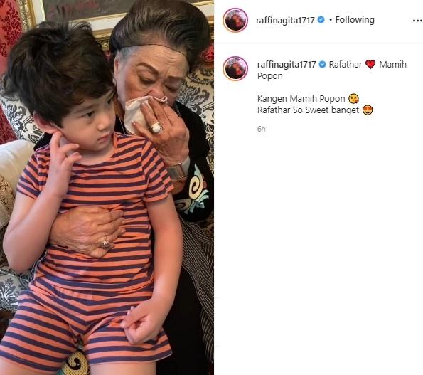 Mami Popon, nenek Raffi Ahmad nangis peluk Rafathar. (Instagram/@raffinagita1717)