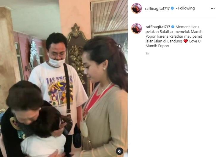 Mami Popon, nenek Raffi Ahmad nangis peluk Rafathar. (Instagram/@raffinagita1717)