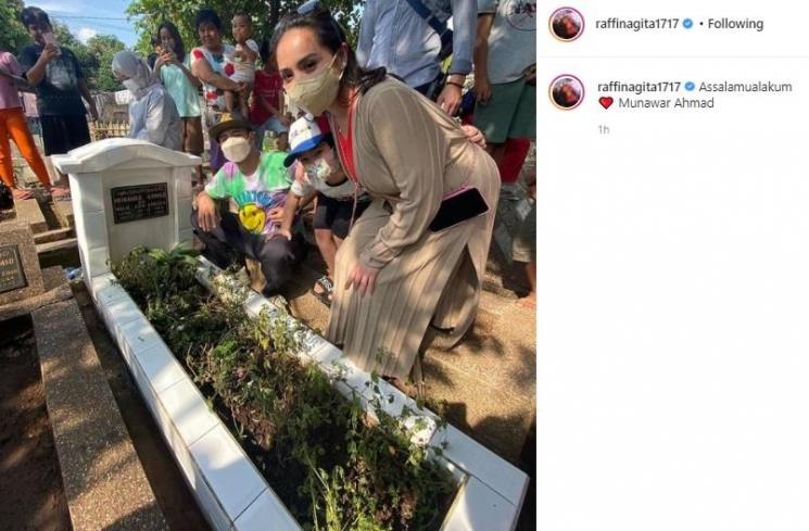 Raffi Ahmad bersama Nagita Slavina dan Rafathar ziarah ke makam ayahnya. (Instagram/@raffinagita1717)