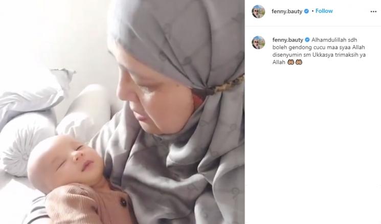 Fanny Bauty gendong Ukkasya (Instagram/@fenny.bauty)
