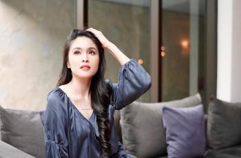 Sandra Dewi Pamer Punggung Seksi: Ini Beneran Ibu Dua Anak?