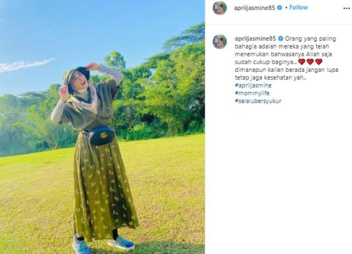 Gaya busana hijab April Jasmine. (Instagram/@apriljasmine85)