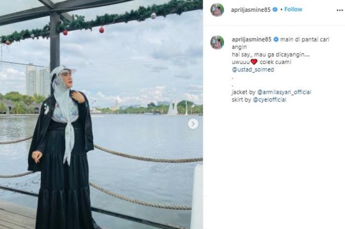 Gaya busana hijab April Jasmine. (Instagram/@apriljasmine85)