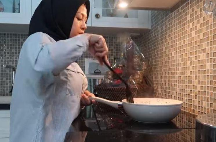 Shanty Denny bikin resep bakso aci. (Youtube/ShantyDenny)