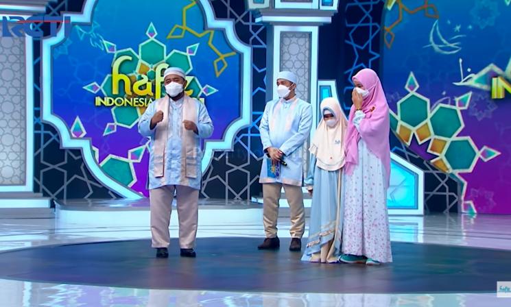 Abi Amir menangis saat Aira mencari Syekh Ali Jaber. (YouTube/Hafiz Indonesia)