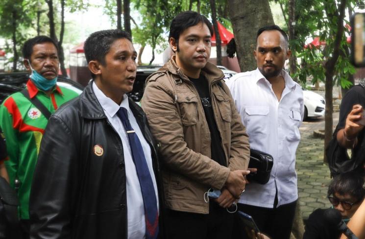 Sandy Tumiwa saat ditemui di Polda Metro Jaya, Jakarta Selatan. [MataMata.com/Alfian Winanto]