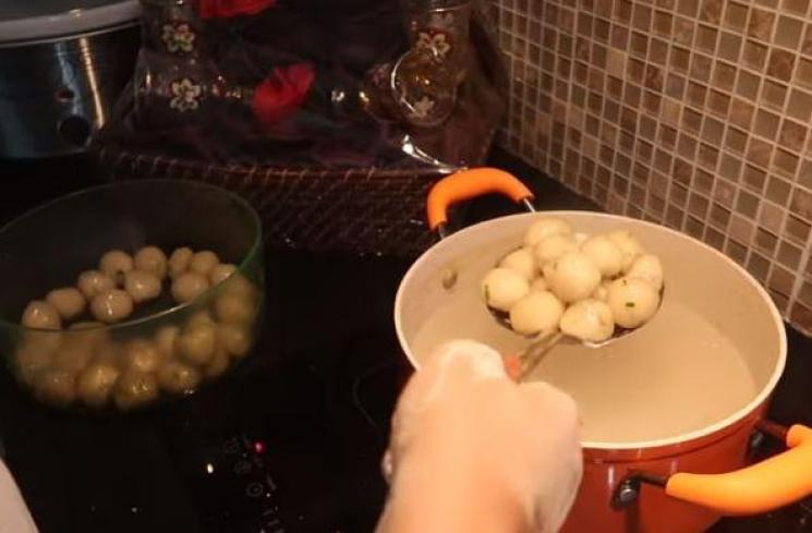 Shanty Denny bikin resep bakso aci. (Youtube/ShantyDenny)