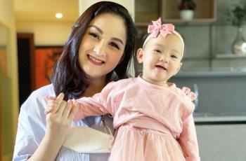 Mona Ratuliu Menyusui Sekaligus Numa dan Baby Balint: Terharu Banget