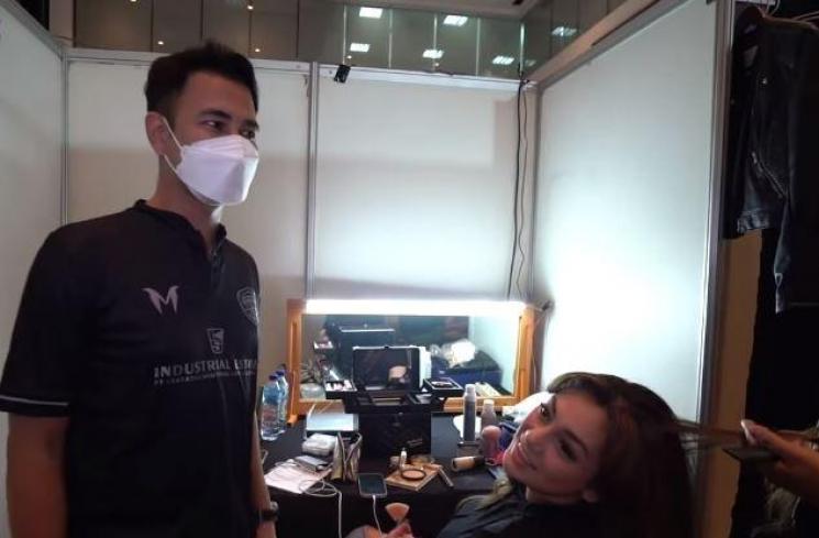 Respon Celine Evangelista disebut sibuk syuting buat cari suami baru. (Youtube)