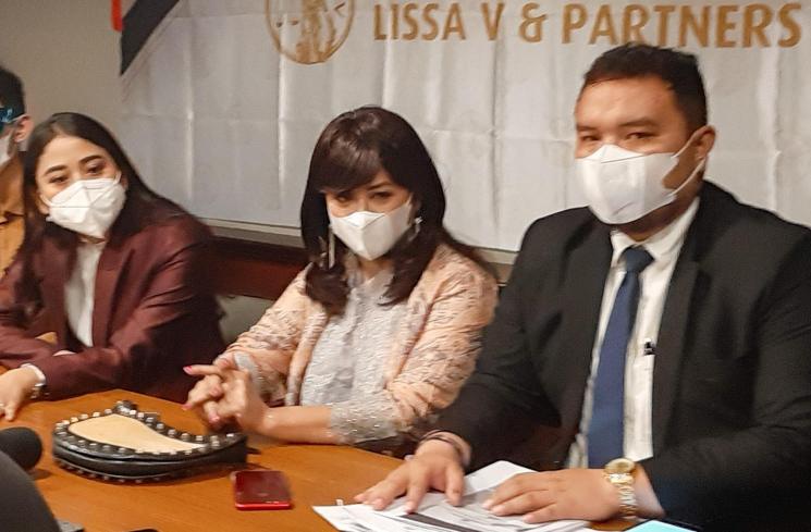 Pesinetron Yuyun Sukawati saat ditemui usai menggelar konferensi pers terkait penahan suaminya, Fajar Umbara di Menteng, Jakarta Pusat, Rabu(14/4/2021). [MataMata.com/Alfian Winanto]