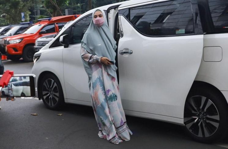 Aktris Kartika Putri ditemani sang suami, Habib Usman bin Yahya usai menjalani mediasi di Polda Metro Jaya, Jakarta Selatan, Rabu (14/4/2021). (Matamata.com/Alfian Winanto)
