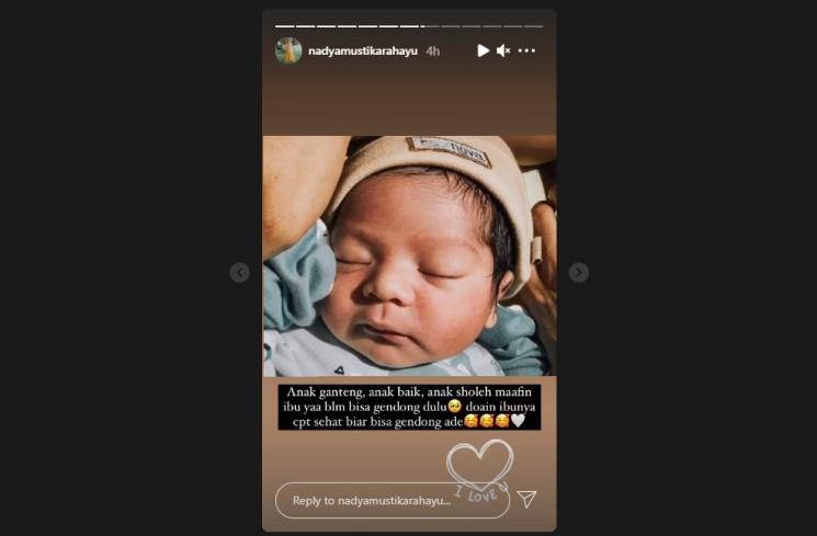 Nadya Mustika Rahayu sedih belum bisa menggendong anaknya, Baihaqqi Syaki Ramadhan. (Instagram/nadyamustikarahayu)