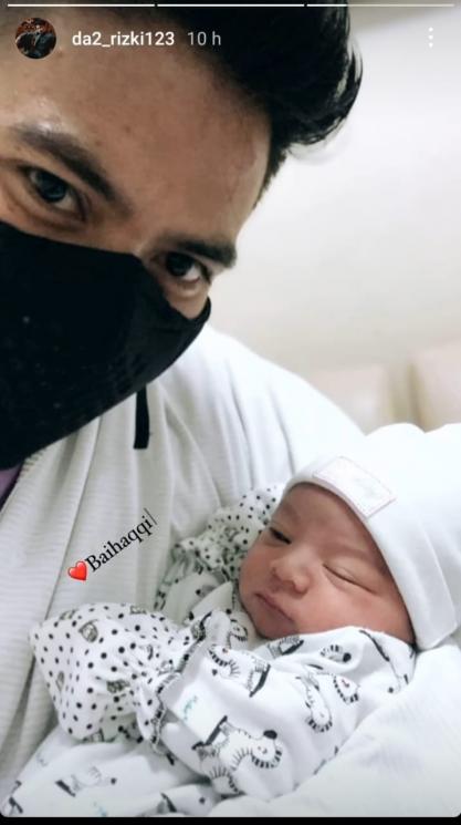 Rizki DA momong anak (Instagram/@da2_rizki123)