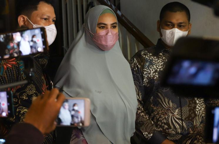 Aktris Kartika Putri ditemani sang suami, Habib Usman bin Yahya usai menjalani mediasi di Polda Metro Jaya, Jakarta Selatan, Rabu (14/4/2021). (Matamata.com/Alfian Winanto)