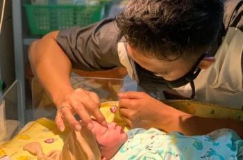 Rizki DA Gendong Anak, Bayinya Dikasihani: Kebayang Kalau Besar Bisa Lihat Aib Ortunya