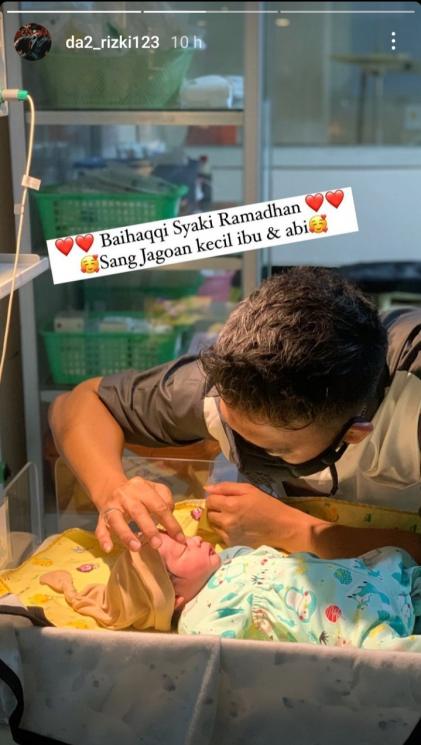 Rizki DA momong anak (Instagram/@da2_rizki123)