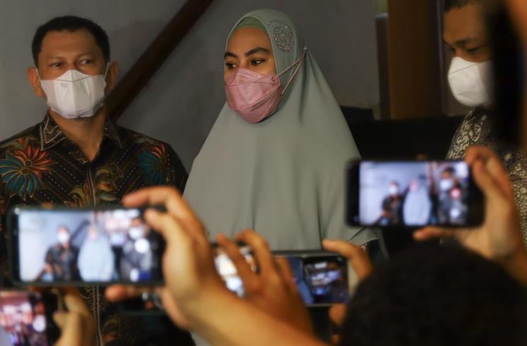 Aktris Kartika Putri ditemani sang suami, Habib Usman bin Yahya usai menjalani mediasi di Polda Metro Jaya, Jakarta Selatan, Rabu (14/4/2021). (Matamata.com/Alfian Winanto)