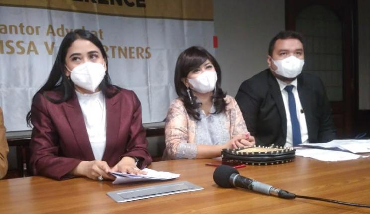Pesinetron Yuyun Sukawati saat ditemui usai menggelar konferensi pers terkait penahan suaminya, Fajar Umbara di Menteng, Jakarta Pusat, Rabu(14/4/2021). [MataMata.com/Alfian Winanto]