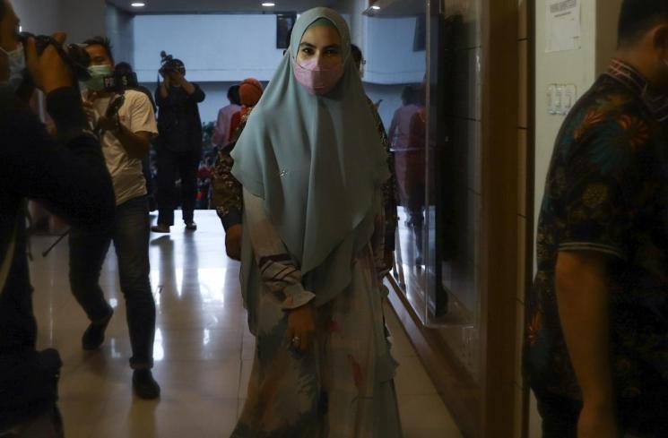 Aktris Kartika Putri ditemani sang suami, Habib Usman bin Yahya usai menjalani mediasi di Polda Metro Jaya, Jakarta Selatan, Rabu (14/4/2021). (Matamata.com/Alfian Winanto)