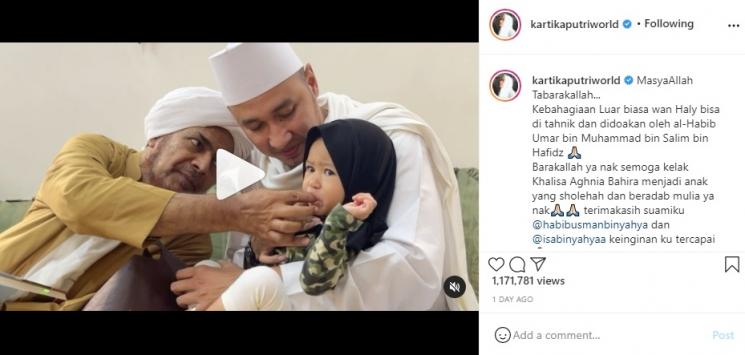 Anak Kartika Putri disuapi ulama besar dunia. (Instagram/@kartikaputriworld)