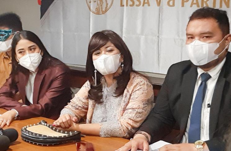 Pesinetron Yuyun Sukawati saat ditemui usai menggelar konferensi pers terkait penahan suaminya, Fajar Umbara di Menteng, Jakarta Pusat, Rabu(14/4/2021). [MataMata.com/Alfian Winanto]