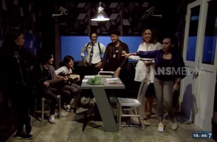 Ayu Ting Ting ingin anak Andre Taulany jadi mantunya. (YouTube)