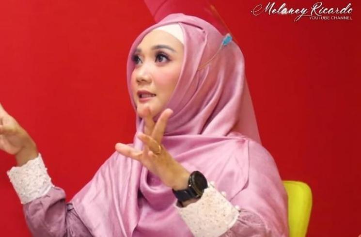 Sulis ceritakan kisah hidup sulitnya. (Youtube/MelaneyRicardo)