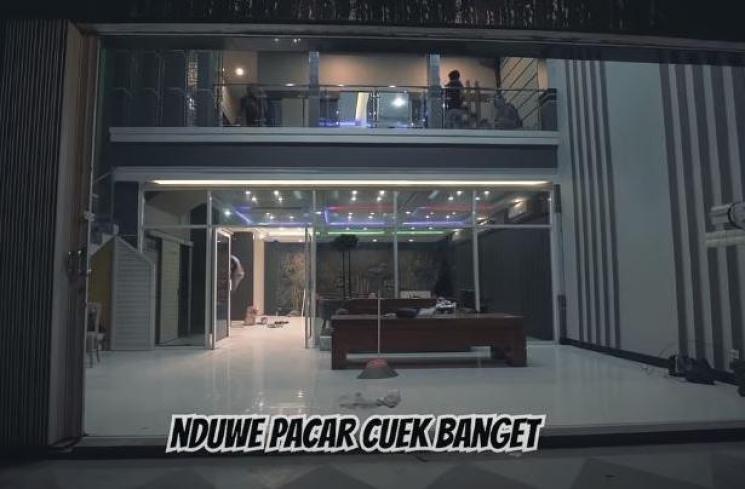 Kantor baru Denny Caknan. (Youtube/HappyAsmaraOfficial)