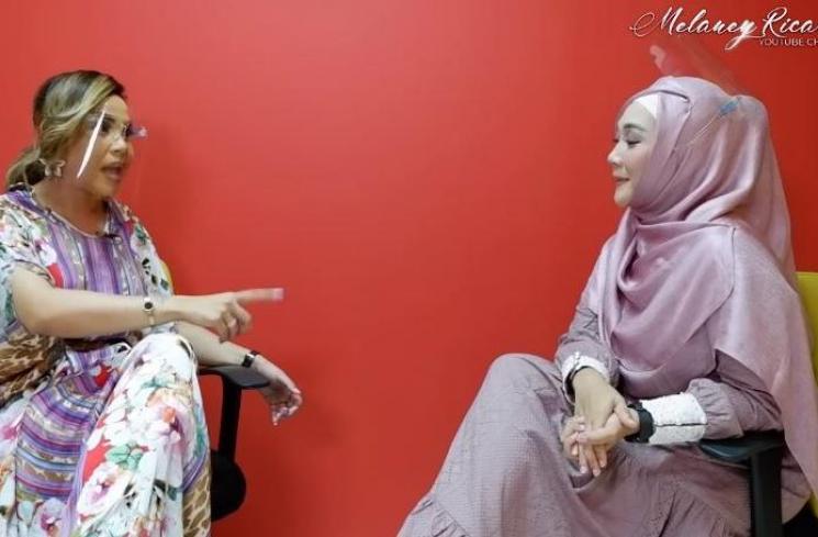 Sulis ceritakan kisah hidup sulitnya. (Youtube/MelaneyRicardo)
