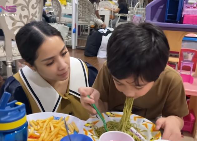 Nagita Slavina dan Rafathar (Youtube.com)