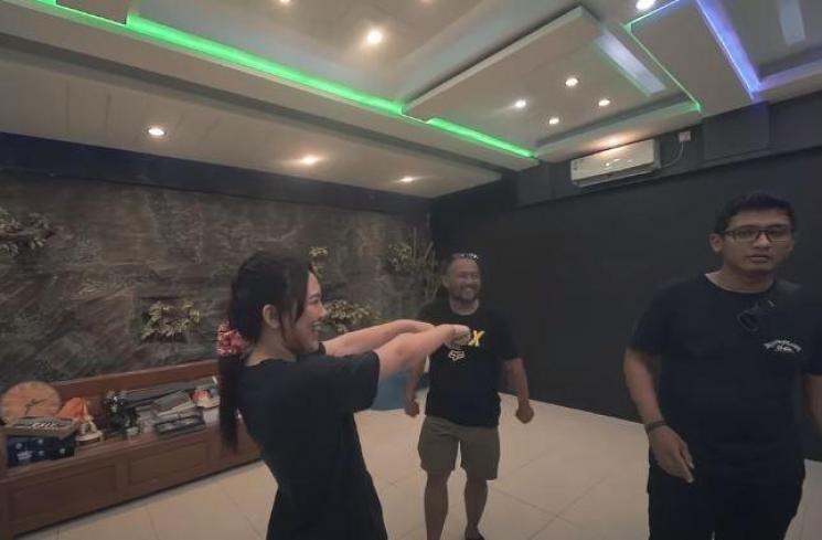 Kantor baru Denny Caknan. (Youtube/HappyAsmaraOfficial)