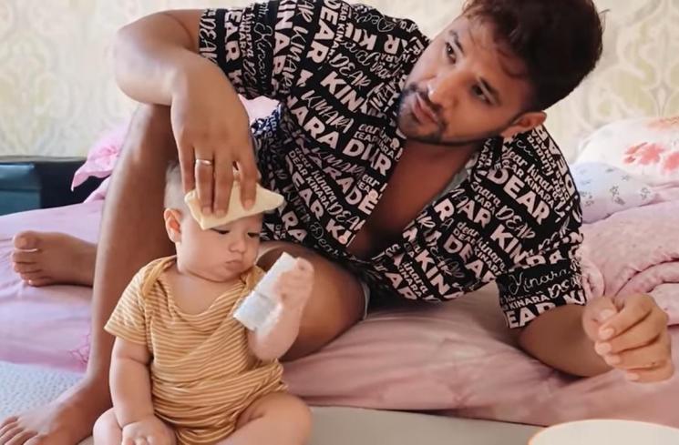 Ammar Zoni dan Irish Bella mengobati Baby Air Rumi yang jatuh dari kasur. (YouTube/ Aish TV)