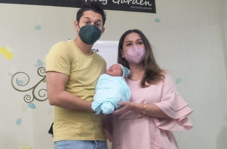 Pasangan Andrew Andika dan Tengku Dewi Putri bersama buah hatinya yang diberi nama Eshan Rayn Fischer saat ditemui di RSIB Bunda, Menteng, Jakarta Pusat, Jumat (16/4/2021). (Matamata.com/Alfian Winanto)