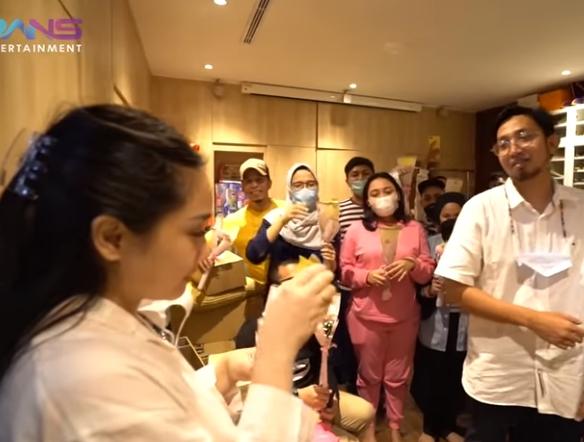 Nagita Slavina diberi kejutan karyawan RANS (Youtube.com/RansEntertainment)