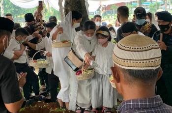 FOTO: Suasana Pemakaman Adiguna Sutowo, Mertua Dian Sastro
