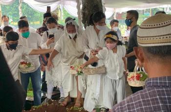 FOTO: Suasana Pemakaman Adiguna Sutowo, Mertua Dian Sastro