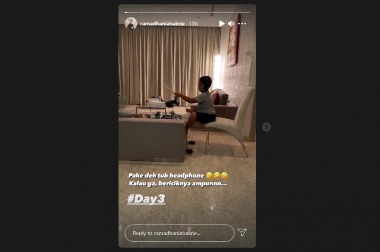 Nia Ramadhani menemani Mainaka yang sedang positif Covid-19. (Instagram/ramadhaniabakrie)