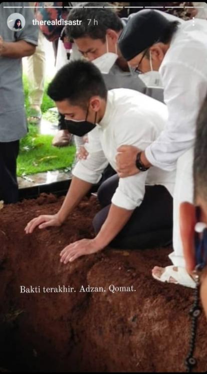Suami Dian Sastro di depan makam sang ayah (Instagram/@therealdisastr)