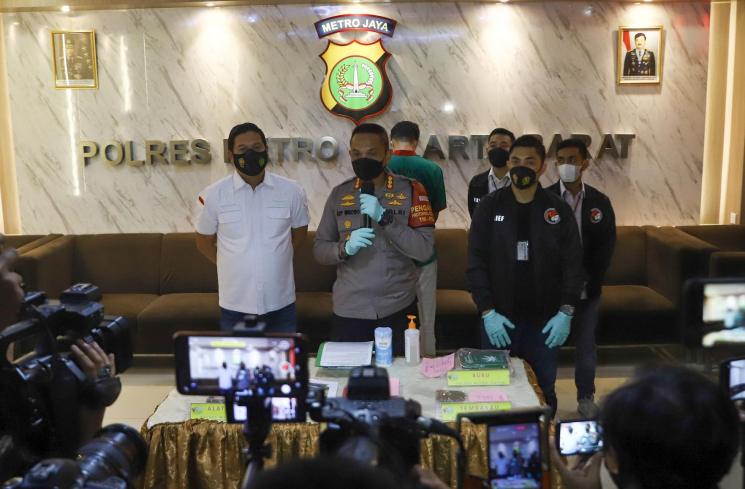 Jeff Smith saat dihadirkan dalam rilis kasus narkoba yang menjeratnya di Polres Metro Jakarta Barat, Senin (19/4/2021). [MataMata.com/Alfian Winanto]