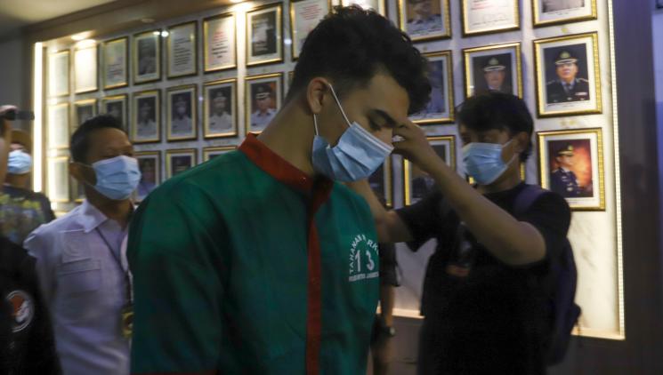 Jeff Smith saat dihadirkan dalam rilis kasus narkoba yang menjeratnya di Polres Metro Jakarta Barat, Senin (19/4/2021). [MataMata.com/Alfian Winanto]