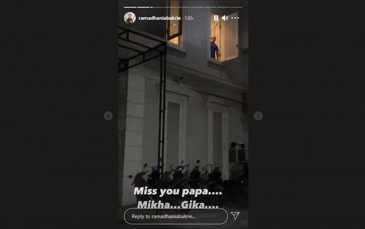 Nia Ramadhani dan Mainaka berbincang dengan Ardi Bakrie dari kejauhan. (Instagram/ramadhaniabakrie)