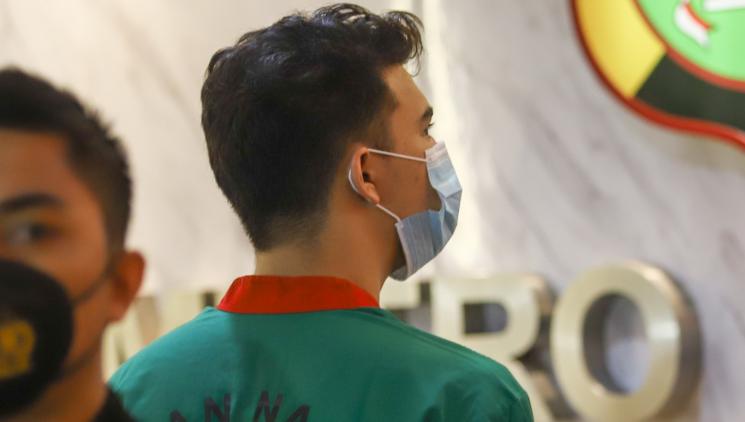 Jeff Smith saat dihadirkan dalam rilis kasus narkoba yang menjeratnya di Polres Metro Jakarta Barat, Senin (19/4/2021). [MataMata.com/Alfian Winanto]