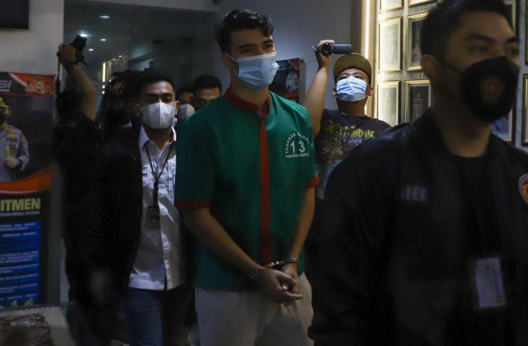 Jeff Smith saat dihadirkan dalam rilis kasus narkoba yang menjeratnya di Polres Metro Jakarta Barat, Senin (19/4/2021). [MataMata.com/Alfian Winanto]