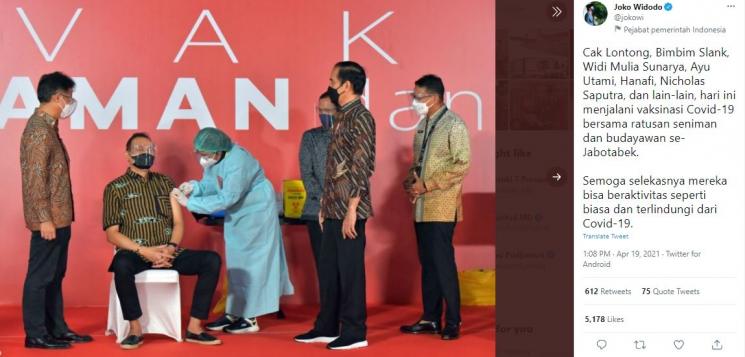 Nicholas Saputra tertib antre saat vaksin Covid19. (Twitter)