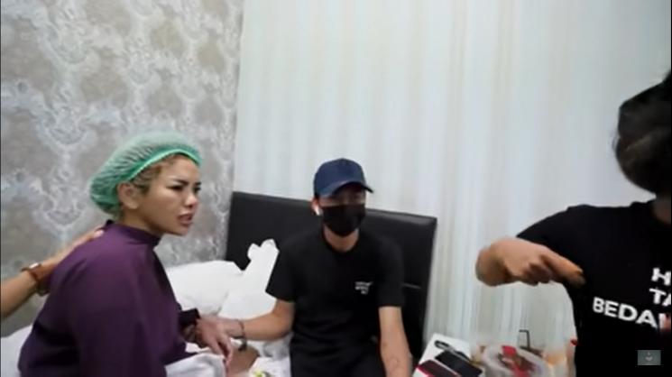 Nikita Mirzani teler gegara obat bius operasi. (YouTube/Crazy Nikmir REAL)