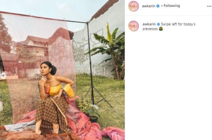 Pemotretan Awkarin di Hari Kartini. (Instagram/@awkarin)