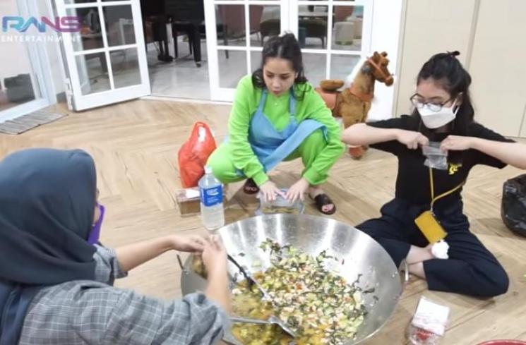 Nagita Slavina masak besar untuk sahur kuli bangunan (Youtube.com)
