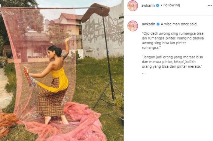 Pemotretan Awkarin di Hari Kartini. (Instagram/@awkarin)