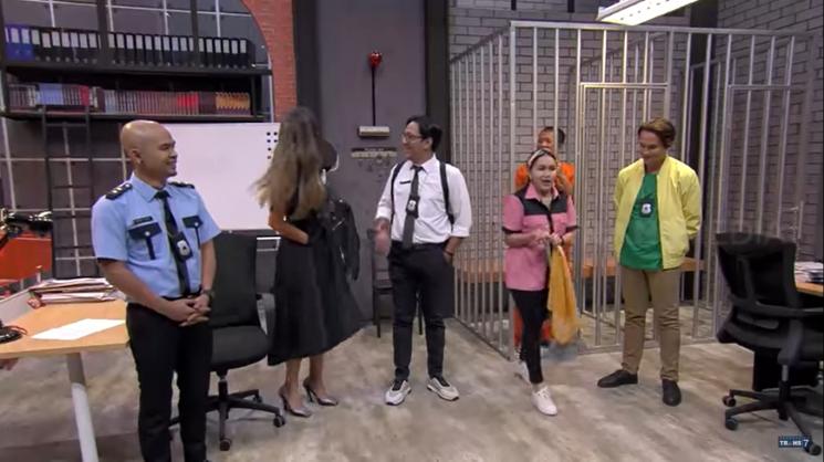 Ayu Ting Ting dan Luna Maya saling ejek. (YouTube/TRANS7 OFFICIAL)
