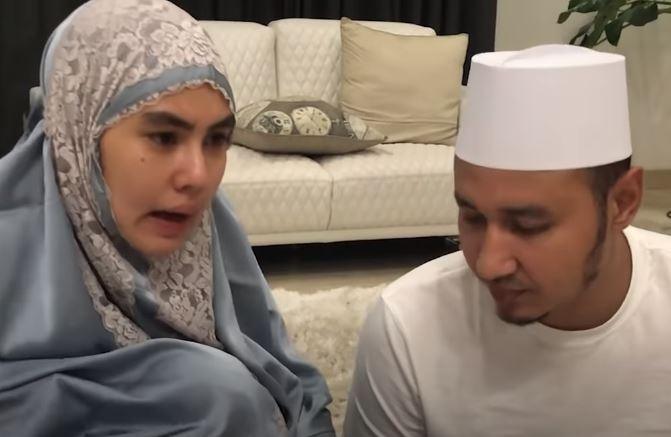 Kartika Putri telepon putri sambung di Yaman. (Youtube/KartikaPutriOfficial)